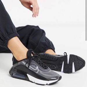 Nike W Air Max 2090 black/white-metallic silver